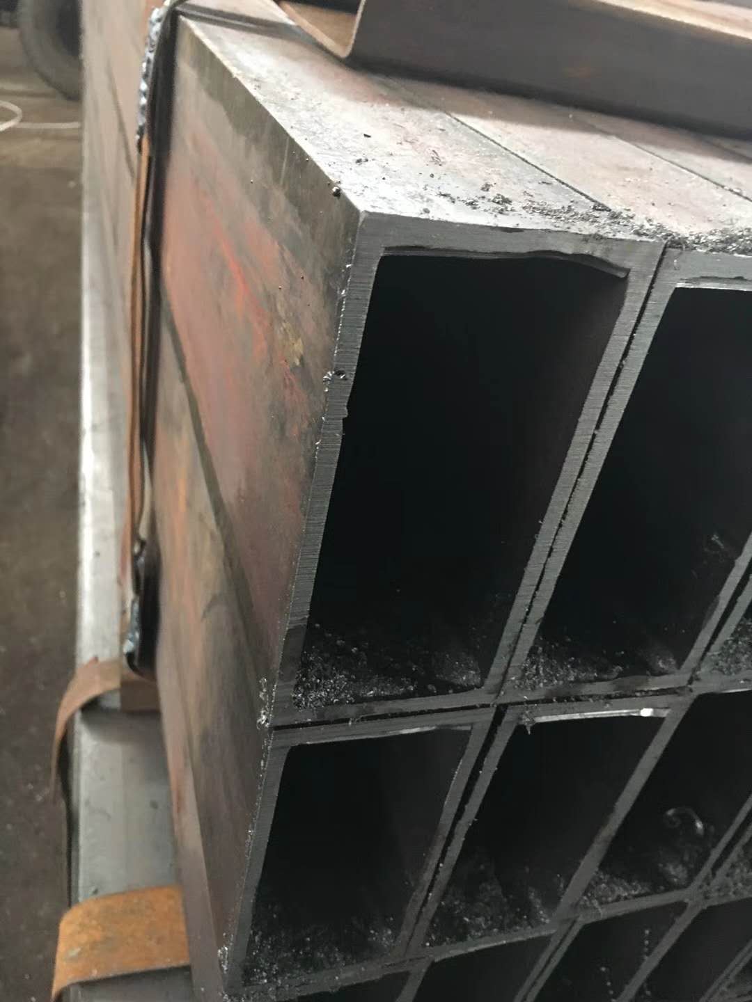 天津中天晟业钢管公司专业生产各种规格矩形管厂家直销量大优惠
