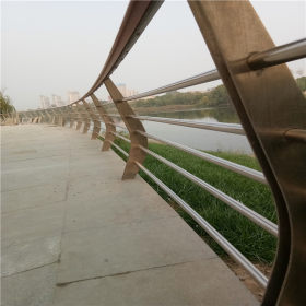 上海碳素钢复合管栏杆 河道防撞护栏 草坪护栏免保养