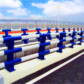 护栏的立柱通过膨胀螺栓与地面固定。通常安装于如物流通道两侧