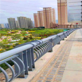 护栏之间或路基护栏与桥梁护栏之间应进行过渡处理
