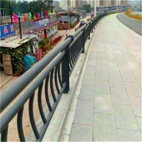 重庆大渡口 人行护栏规格齐全乾鑫规格材质齐全三角架